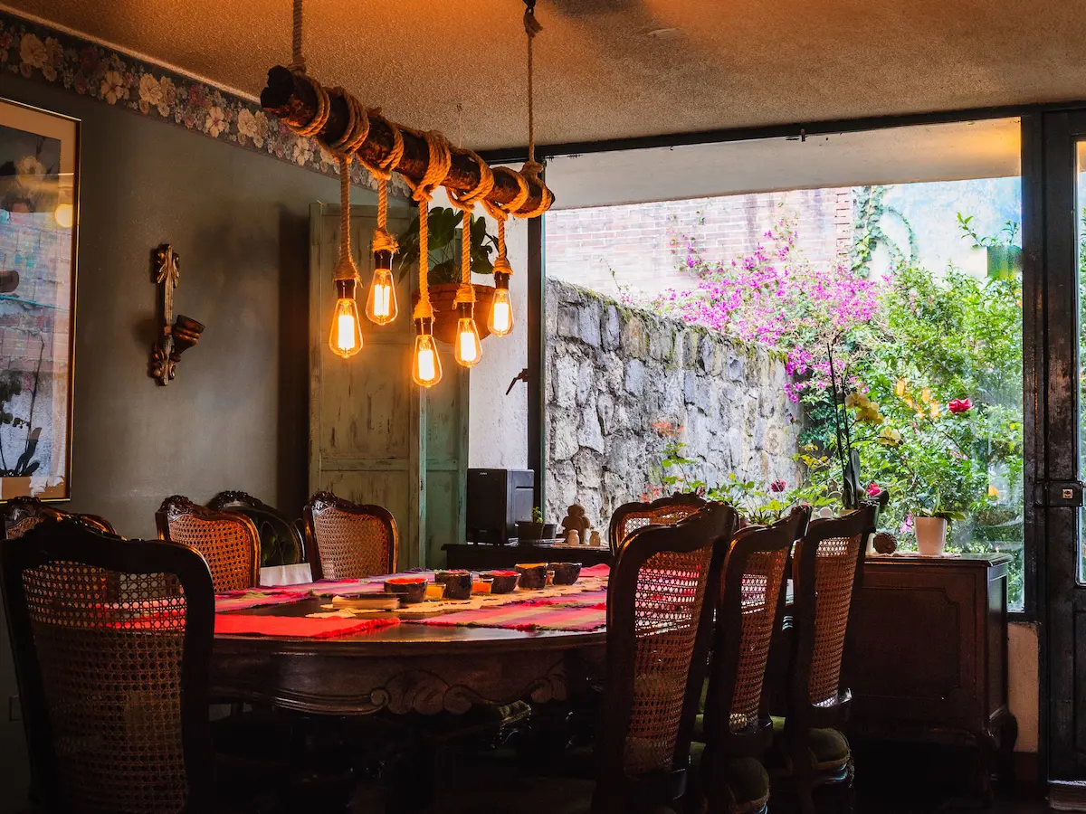 rustic-chandelier-made-bulbs-ropes-dining-table-vintage-kitchen (1)